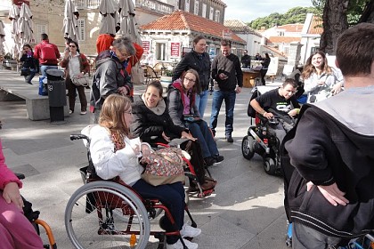 mladi-volonteri-pomazu-osobama-s-invaliditetom